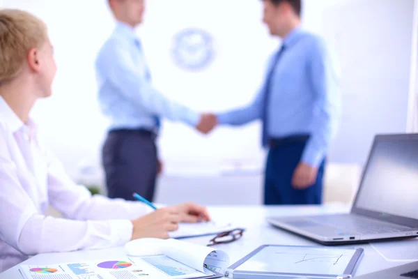 Gente de negocios dándose la mano, terminando una reunión, en la oficina —  Fotos de Stock