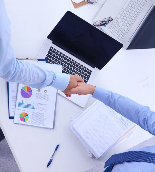 Geschäftsleute beim Händeschütteln nach einem Meeting, im Büro — Stockfoto