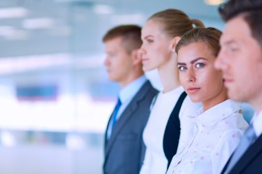 Başarılı iş takım ayakta Office gülümseyen