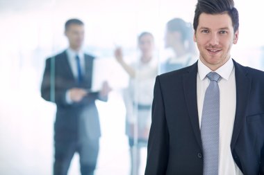 arka planda meslektaşları ile Office genç işadamı portresi