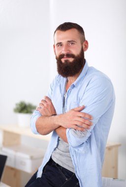 Genç işadamı koltukta oturuyor.