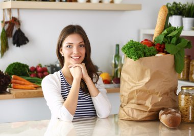 Mutfak evde oturan genç kadın