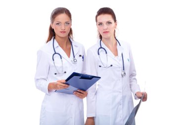 Röntgen filmini izleyen iki kadın hemşire, hastanede duruyor.