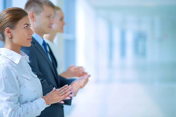 Gli uomini d'affari sorridenti applaudono una buona presentazione in ufficio — Foto Stock