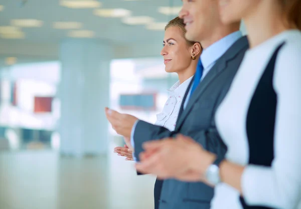 Gli uomini d'affari sorridenti applaudono una buona presentazione in ufficio — Foto Stock