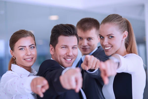 Groep van mensen uit het bedrijfsleven naar u — Stockfoto