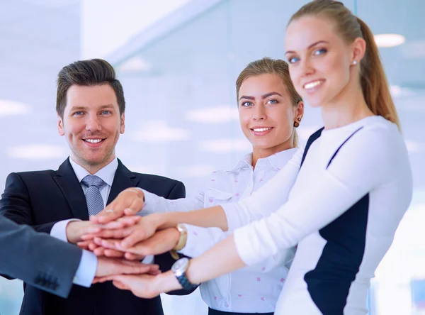 Les gens d'affaires avec leurs mains ensemble en cercle — Photo