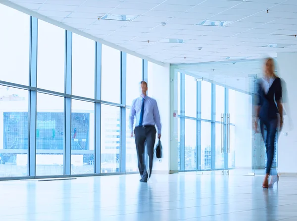 Geschäftsleute gehen auf dem Flur eines Geschäftszentrums — Stockfoto