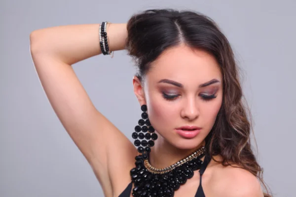 Retrato de una hermosa mujer con collar — Foto de Stock