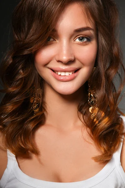 Close up portret pięknej młodej kobiety twarz. — Zdjęcie stockowe