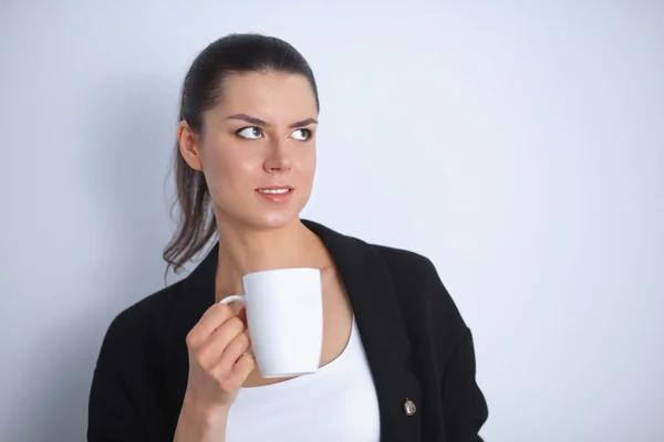 Jonge vrouw met een mok, geïsoleerd op witte achtergrond — Stockfoto