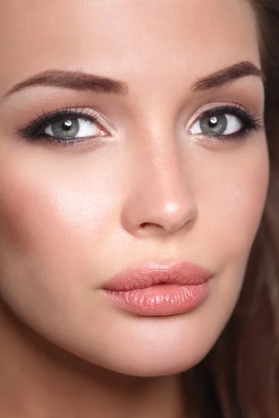 Retrato de cerca de la hermosa cara de mujer joven. Aislado sobre fondo blanco. — Foto de Stock