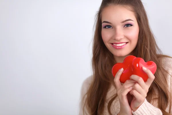 Portrait de belle femme heureuse tenant un cœur symbole . — Photo