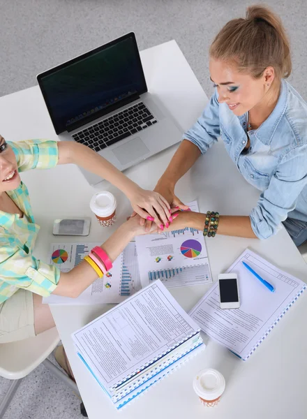 Duas mulheres trabalhando juntas no escritório, sentadas na mesa — Fotografia de Stock