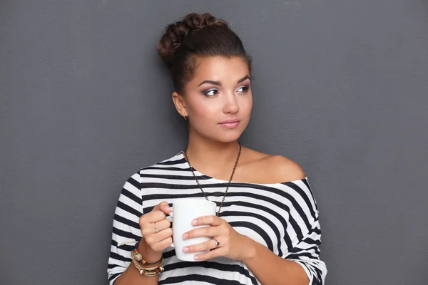 Retrato de mujer joven con taza de té o café — Foto de Stock