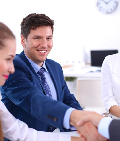 Gente de negocios dándose la mano, terminando una reunión, en la oficina — Foto de Stock