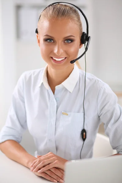 Retrato de primer plano de un agente de servicio al cliente sentado en la oficina — Foto de Stock