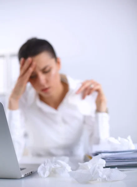 Stressad affärskvinna sitter vid skrivbordet på kontoret — Stockfoto
