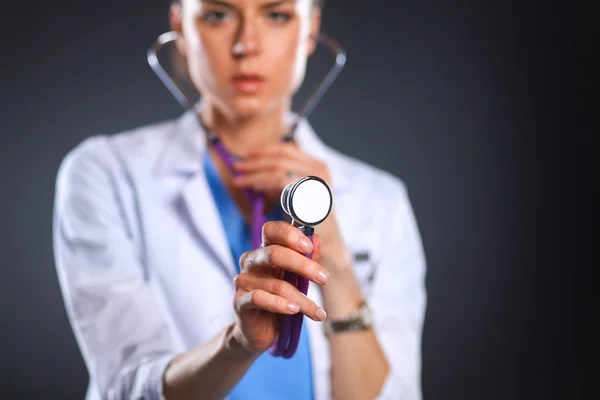 Doctora con estetoscopio escuchando, aislada sobre fondo gris — Foto de Stock