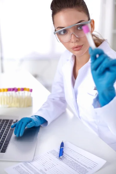 Γυναίκα ερευνητής περιβάλλεται από ιατρικά φιαλίδια και φιάλες, απομονώνονται σε λευκό φόντο — Φωτογραφία Αρχείου