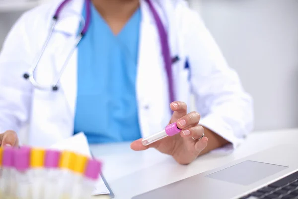 Mulher pesquisadora é cercada por frascos e frascos médicos, isolados em fundo branco — Fotografia de Stock