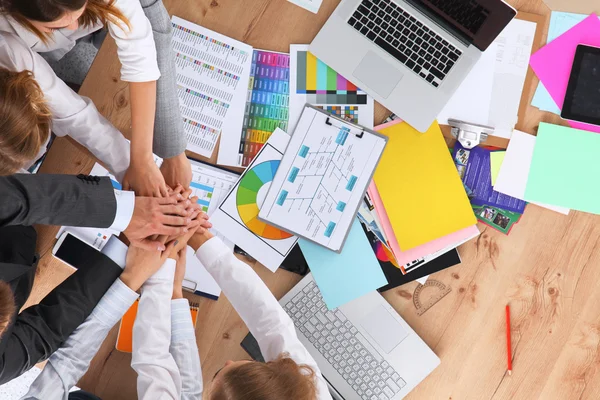 Equipo empresarial con las manos juntas - conceptos de trabajo en equipo — Foto de Stock