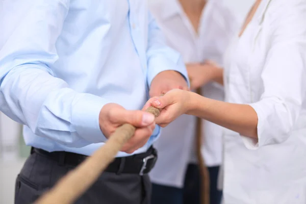 Begreppet bilden av företag team med ett rep som ett element lagarbete på förgrunden — Stockfoto