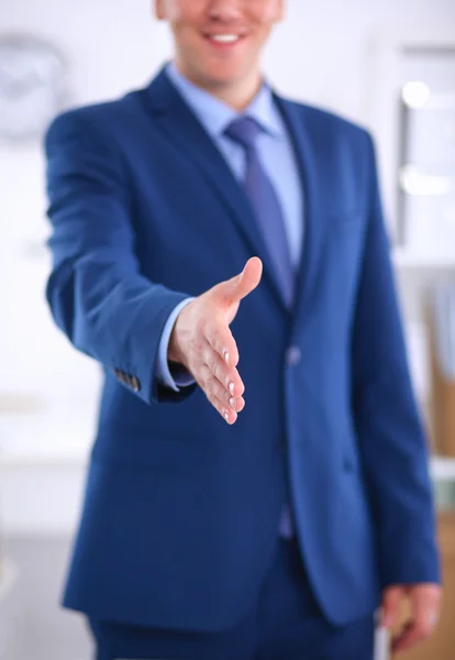 Geschäfts- und Bürokonzept - gutaussehender Geschäftsmann mit offener Hand zum Händedruck bereit — Stockfoto