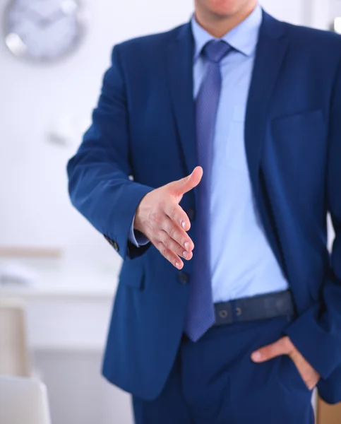 Conceito de negócios e escritório - homem de negócios bonito com a mão aberta pronta para aperto de mão — Fotografia de Stock