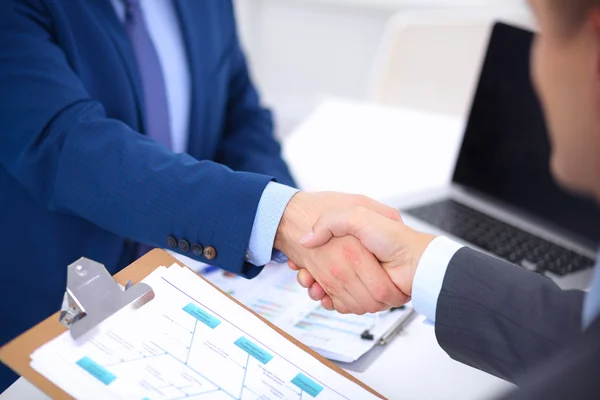 Geschäftsleute schütteln Hände, beenden ein Meeting — Stockfoto