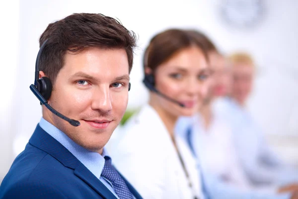 Vonzó mosolygó pozitív fiatal üzletemberek és kollégák egy call center iroda — Stock Fotó