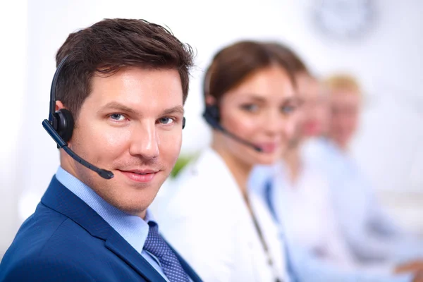 Atractivo Sonriendo jóvenes empresarios positivos y colegas en una oficina de call center —  Fotos de Stock