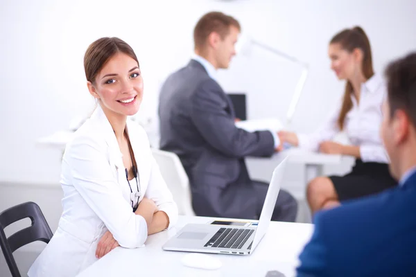 Hermosos jóvenes empresarios con colegas discutiendo en el fondo — Foto de Stock