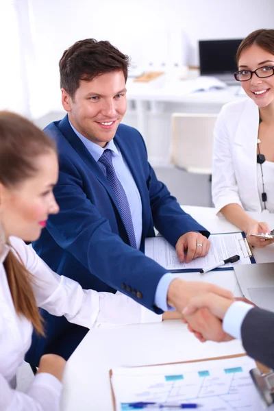 Zakenmensen schudden elkaar de hand, ronden een vergadering af, in functie — Stockfoto