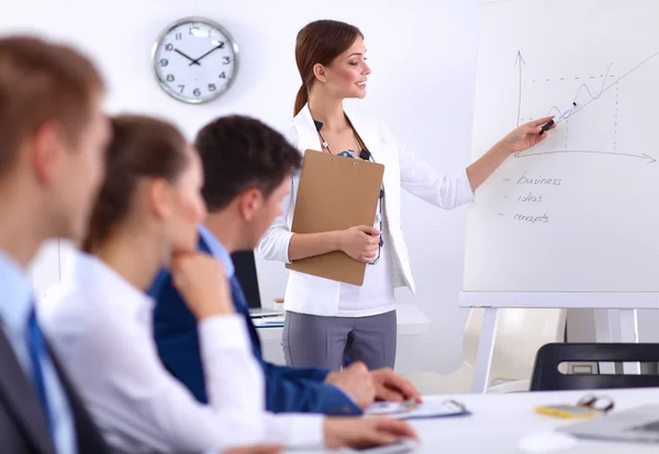 Hermosos jóvenes empresarios con colegas discutiendo en el fondo — Foto de Stock