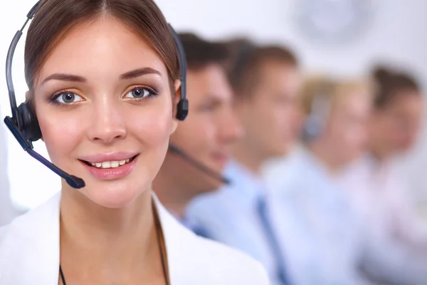 Aantrekkelijk Lachend positieve jonge ondernemers en collega 's in een callcenter — Stockfoto