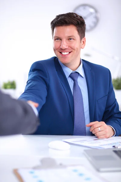 Gente de negocios dándose la mano, terminando una reunión — Foto de Stock