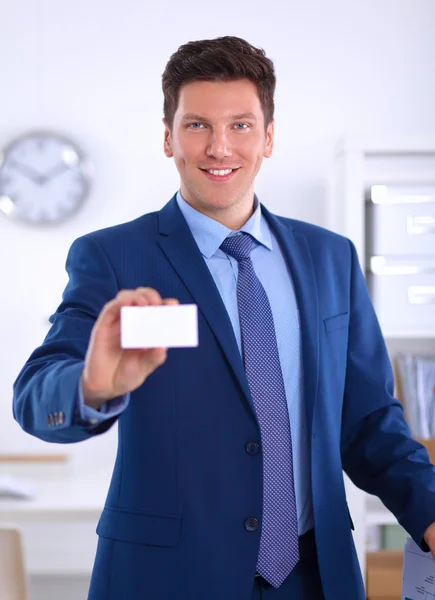 Podobizna mladého muže drží prázdné bílé karty — Stock fotografie