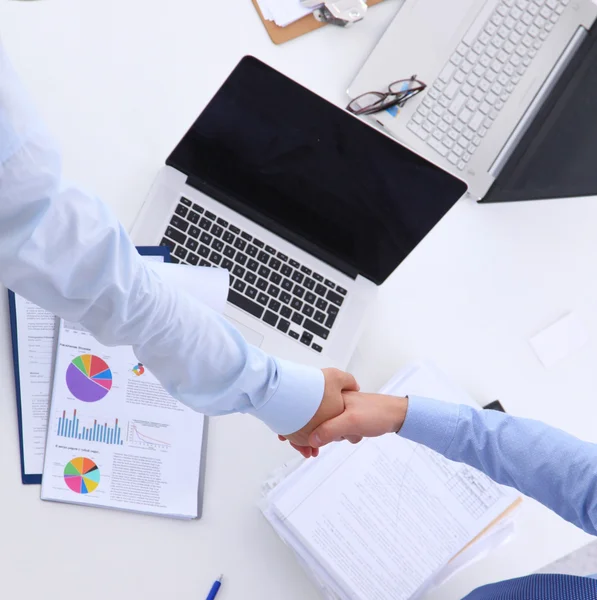 Zakenmensen schudden elkaar de hand, ronden een vergadering af, in functie — Stockfoto