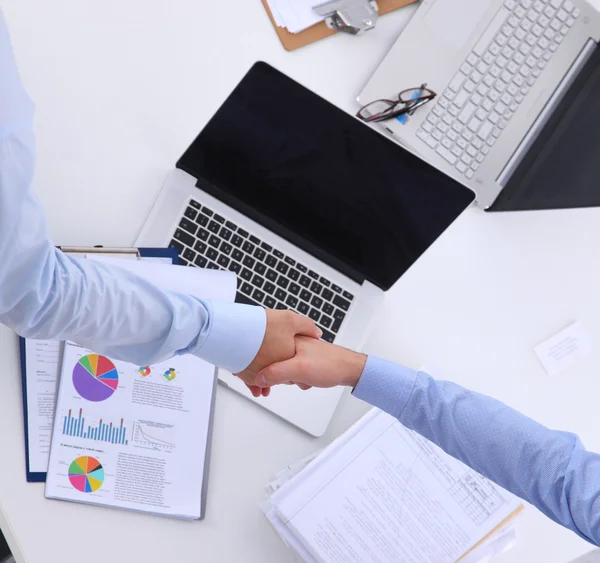 Gente de negocios dándose la mano, terminando una reunión, en la oficina —  Fotos de Stock