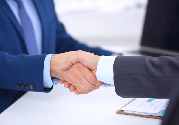 Gente de negocios dándose la mano, terminando una reunión — Foto de Stock