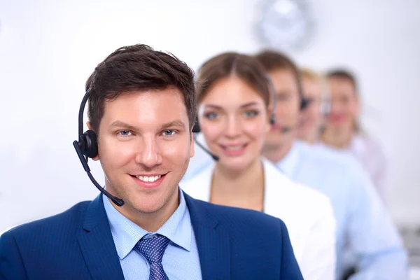 Ελκυστική Χαμογελώντας θετικά νέους επιχειρηματίες και τους συναδέλφους σε ένα τηλεφωνικό κέντρο γραφείο — Φωτογραφία Αρχείου