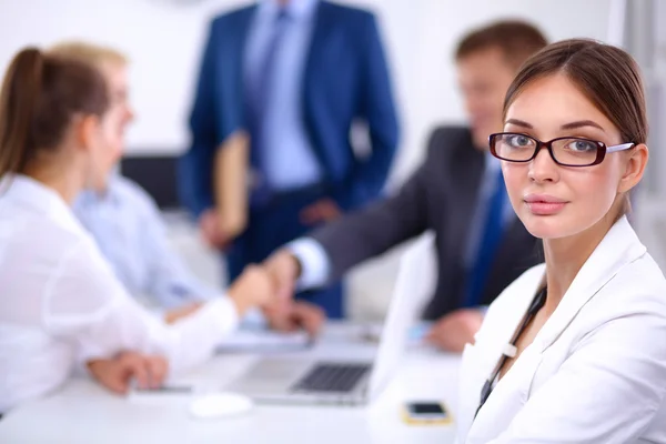 Gente de negocios dándose la mano, terminando una reunión, en la oficina — Foto de Stock