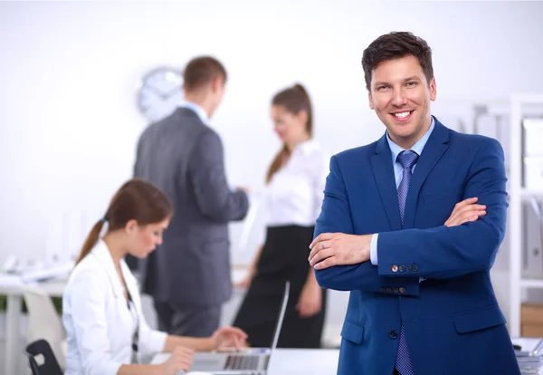 Gente de negocios sentada y discutiendo en reunión de negocios — Foto de Stock