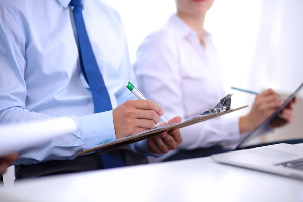Affärsmän som sitter och skriver på affärsmöte, på kontoret — Stockfoto