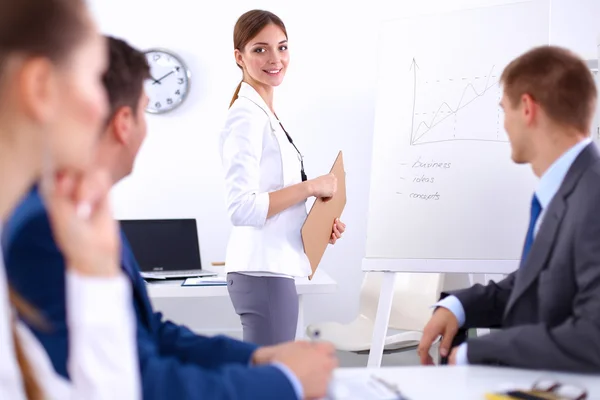 Hermosos jóvenes empresarios con colegas discutiendo en el fondo —  Fotos de Stock