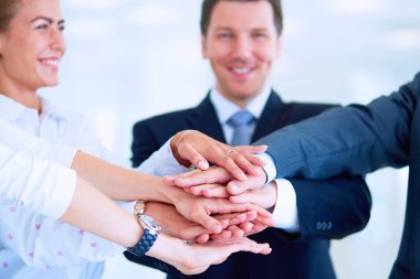 İş adamları kendi elleriyle birlikte bir daire içinde