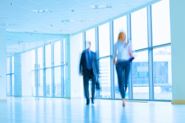 bir iş merkezi koridorda yürürken iş adamları