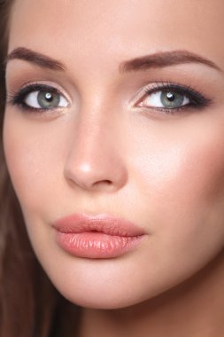 Güzel genç kadın yüzünün yakın portresi. Beyaz arkaplanda izole.