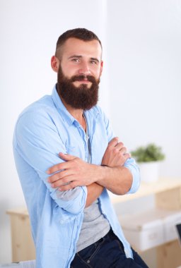 Genç işadamı koltukta oturuyor.